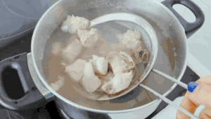 粤式补血小排汤的做法 步骤3