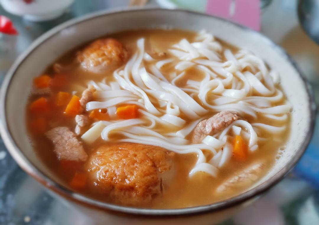 教你在家也可以做的榨菜肉丝面，香辣开胃，面条好吃到连汤都不剩