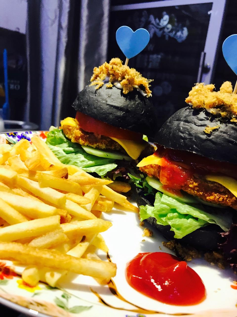 蜜糖旅行做的竹炭汉堡