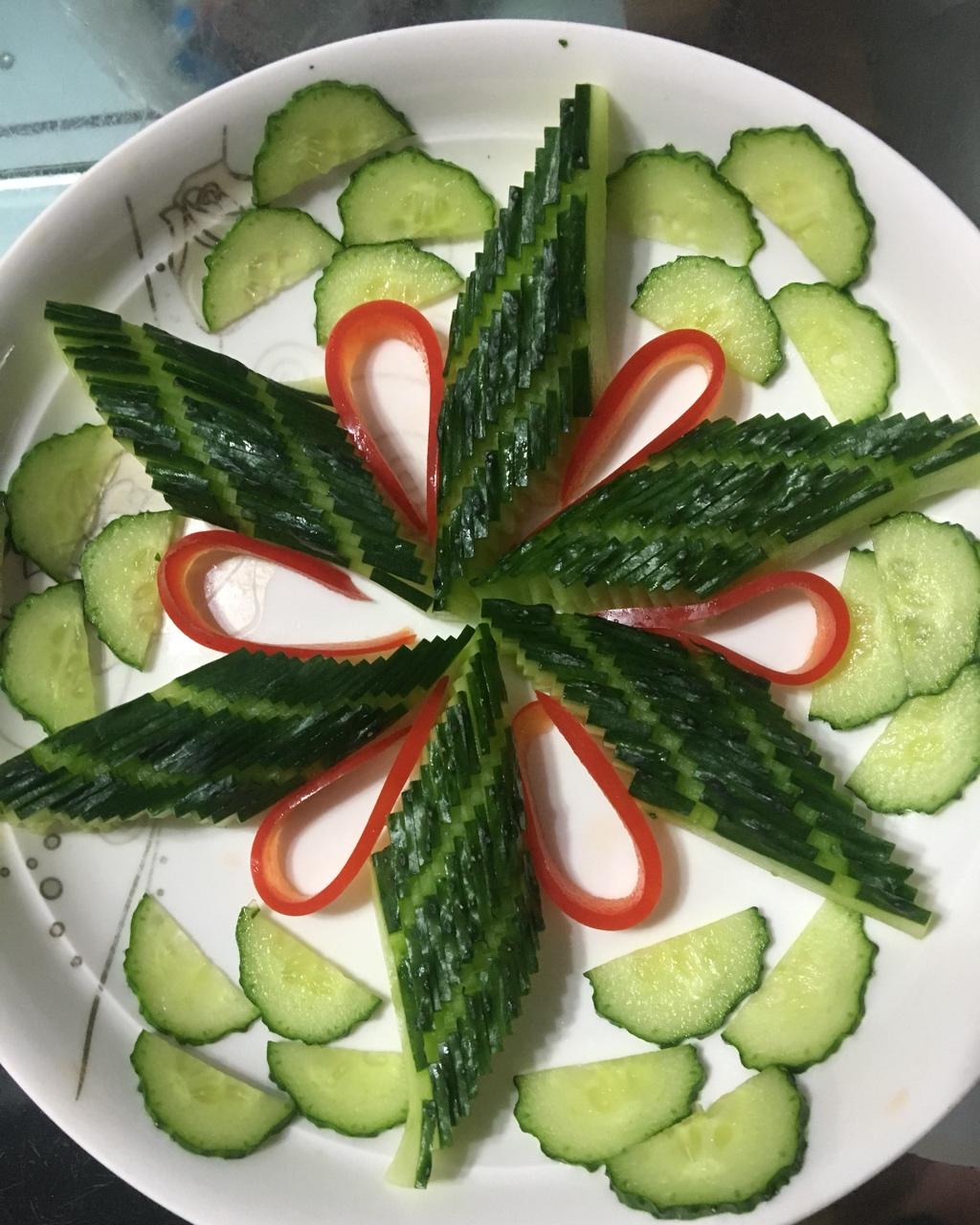 飞飞是只猪做的花刀黄瓜
