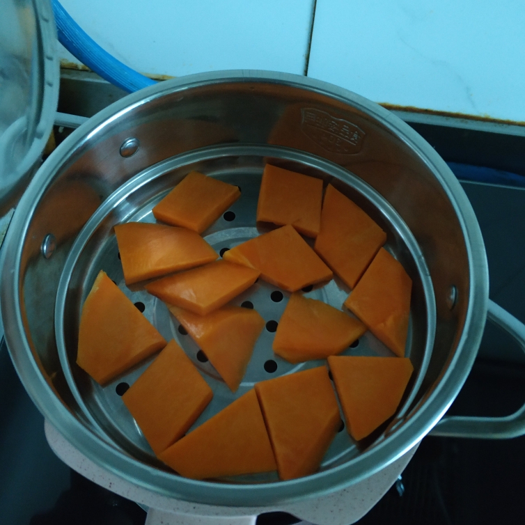 【辅食】奶香芝麻南瓜松饼的做法 步骤1
