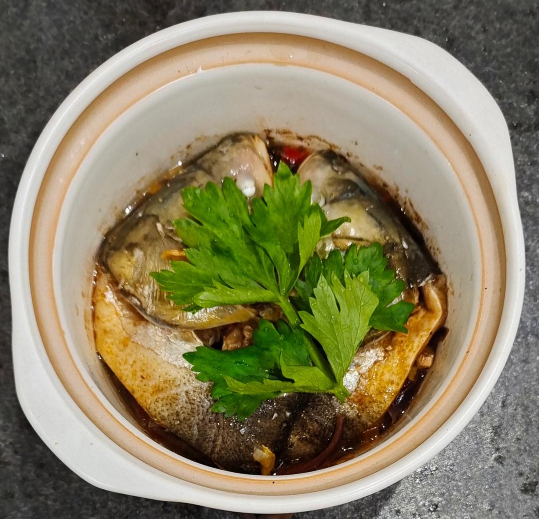 厨师长教你：“生焖鱼头”的家常做法，味道鲜美很适合老人孩子