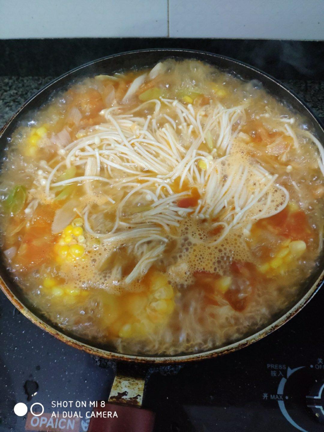 番茄金针菇肥牛锅 鲜到眉毛掉