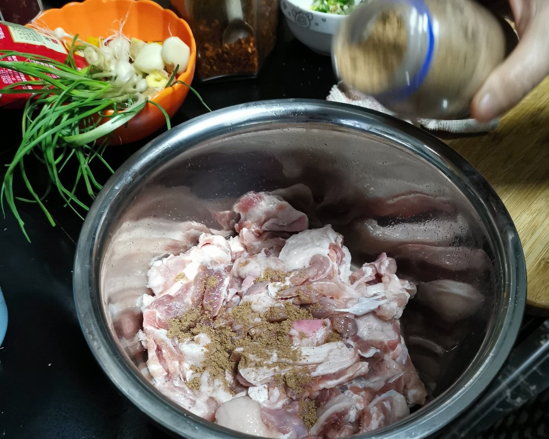 干锅猪板筋的做法 步骤2
