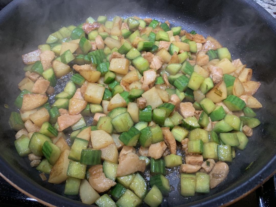 宝宝下饭神器，土豆肉块配黄瓜，营养均衡口味棒！健康食谱炒三丁
