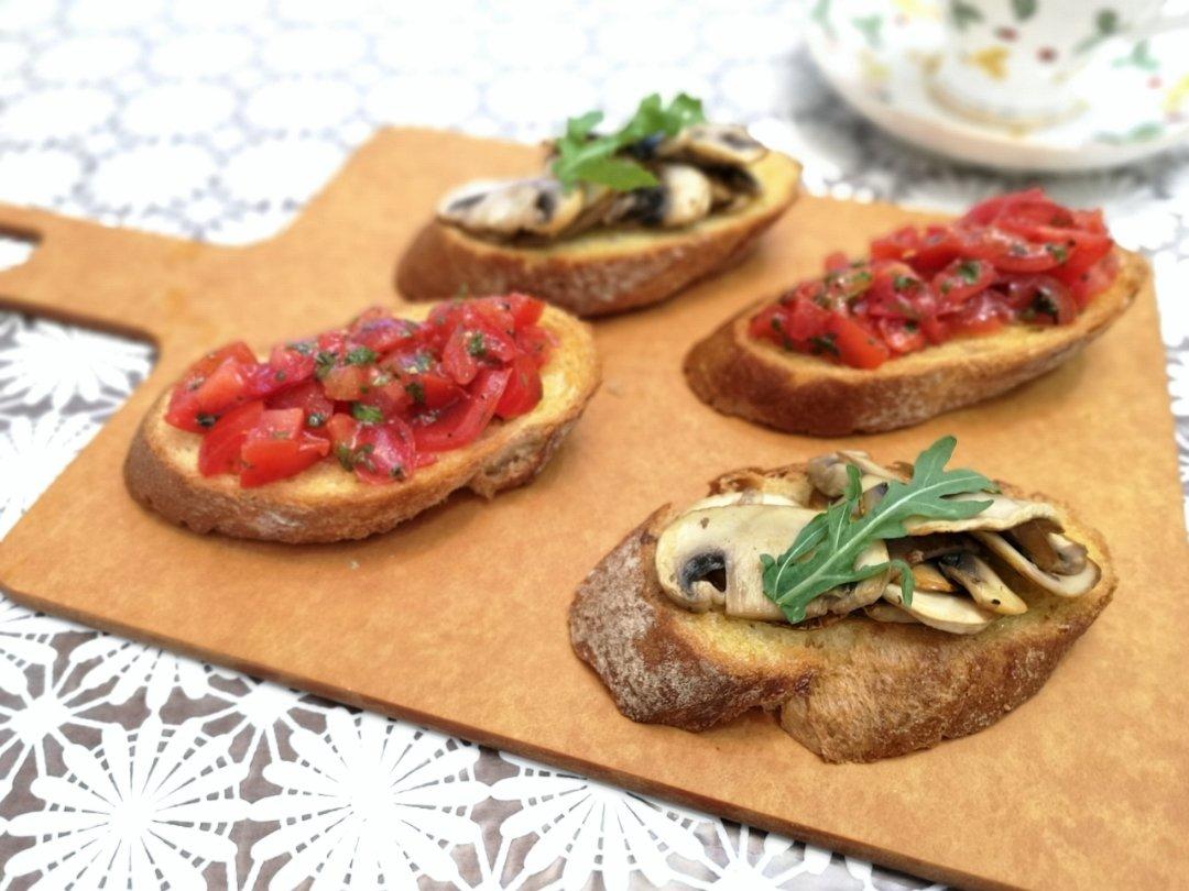 《朱莉与朱莉娅》：意式香脆番茄面包片