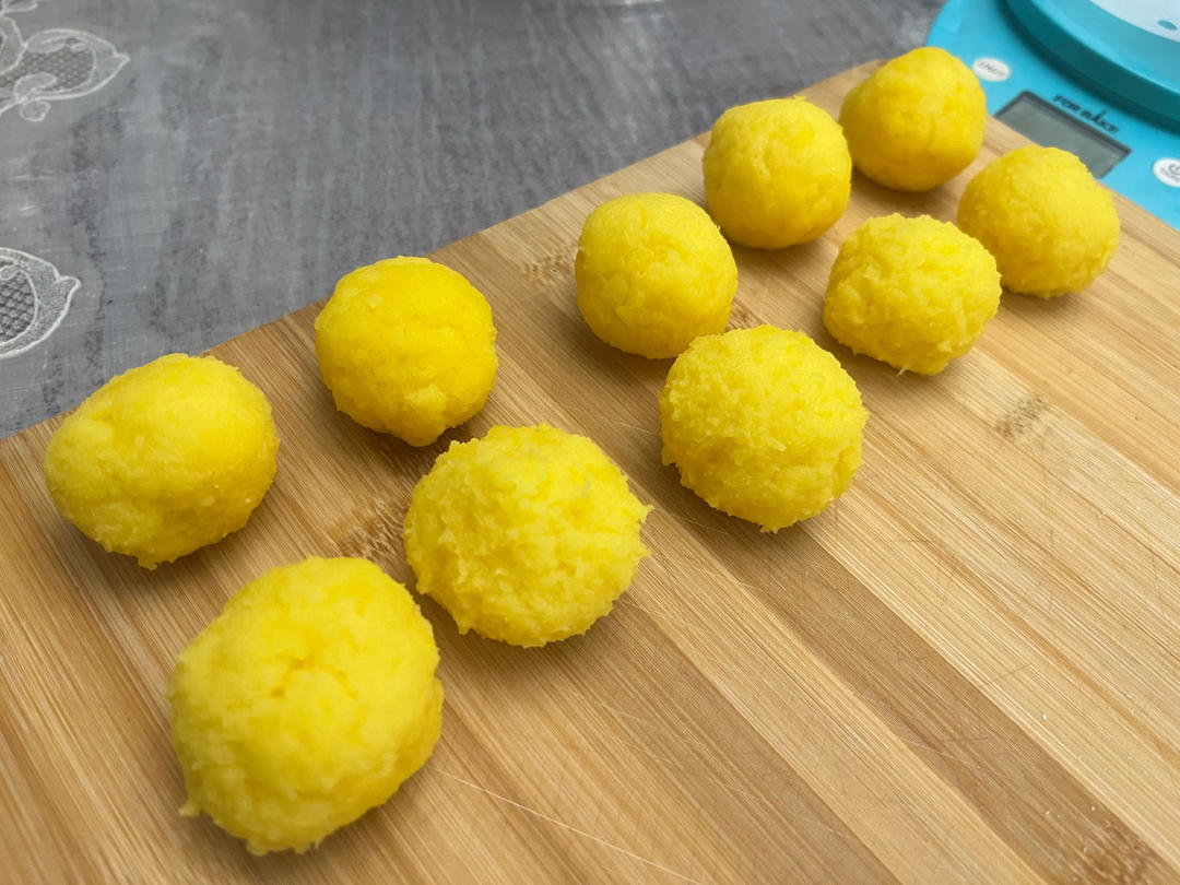 松软香甜的奶黄包，很快就可以搞定。