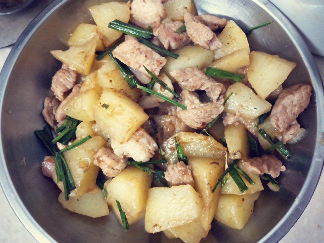 土豆闷猪肉