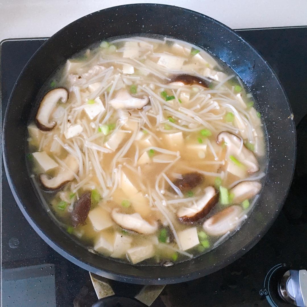 金针菇豆腐肉片汤