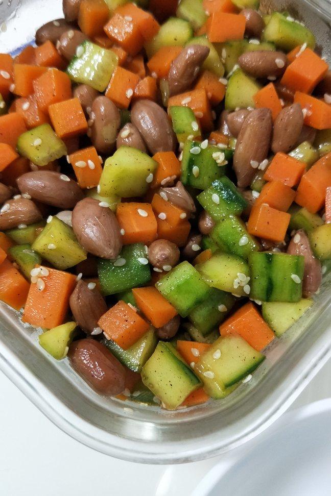 凉拌芹菜花生米胡萝卜