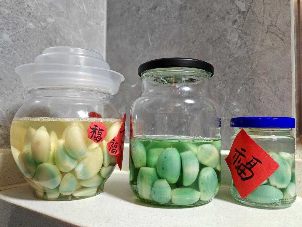 一分钟学会腊八蒜的正宗做法，变绿快速又美味