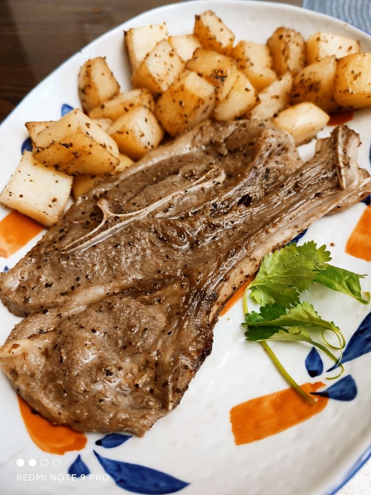 香煎羊排--世上的人与人邂逅之际，手里都应该有一本诗集，或者一朵玫瑰花的做法