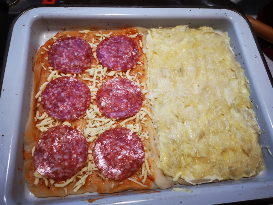 榴莲芝士&意大利香肠双拼脆底披萨的做法
