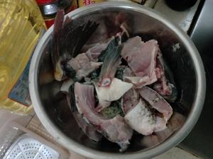 飘香酸菜鲤鱼汤的做法 步骤3