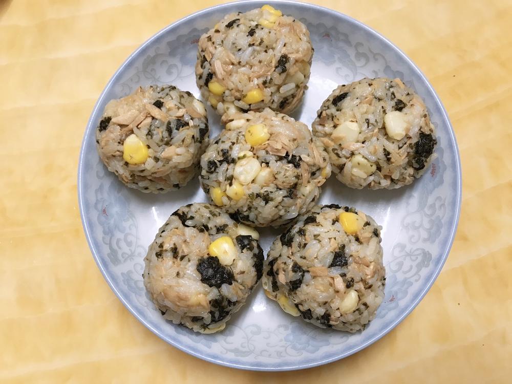 金枪鱼芝麻手捏饭团