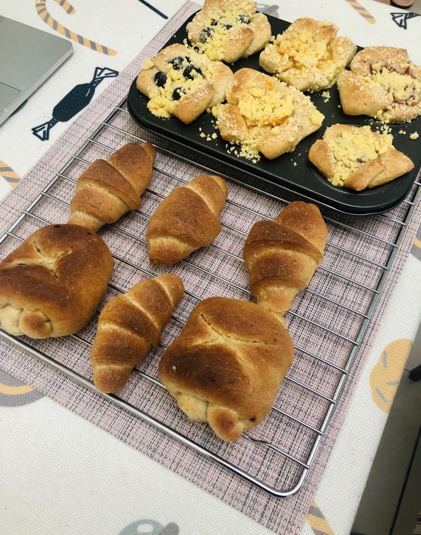 奶酥果酱全麦小面包