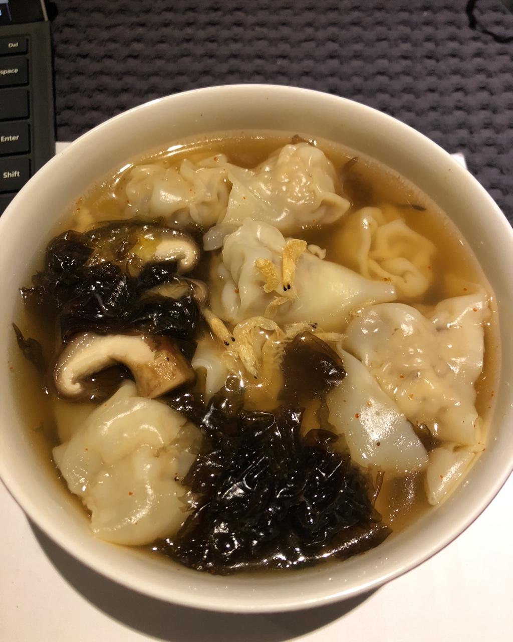 江水一做的元宝馄饨的包法