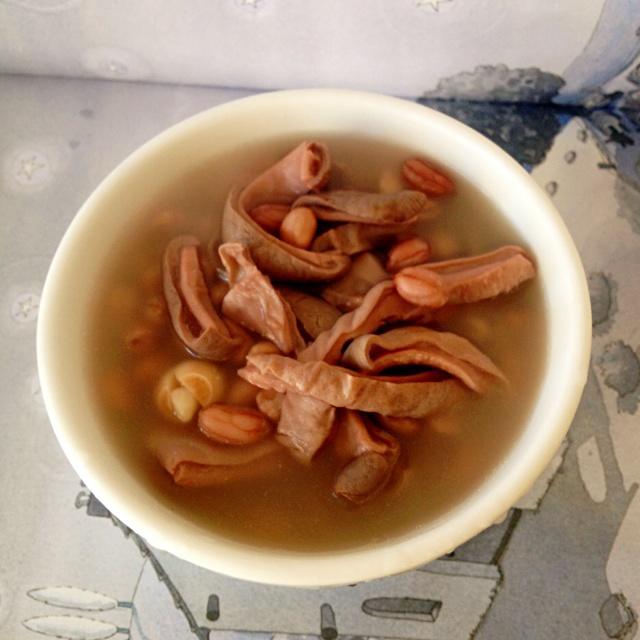 莲子花生猪肚汤的做法