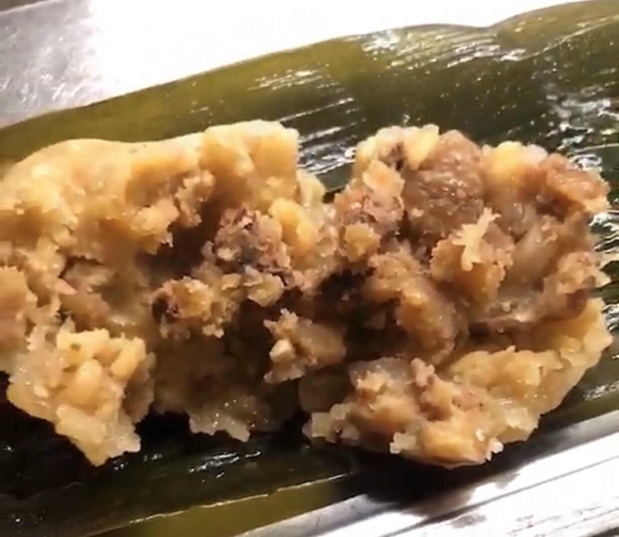鲜肉板栗绿豆碱水粽的做法