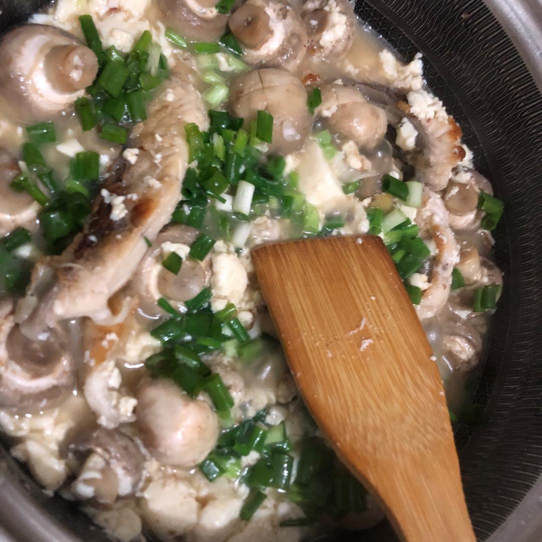 蘑菇豆腐焖鲩鱼腩