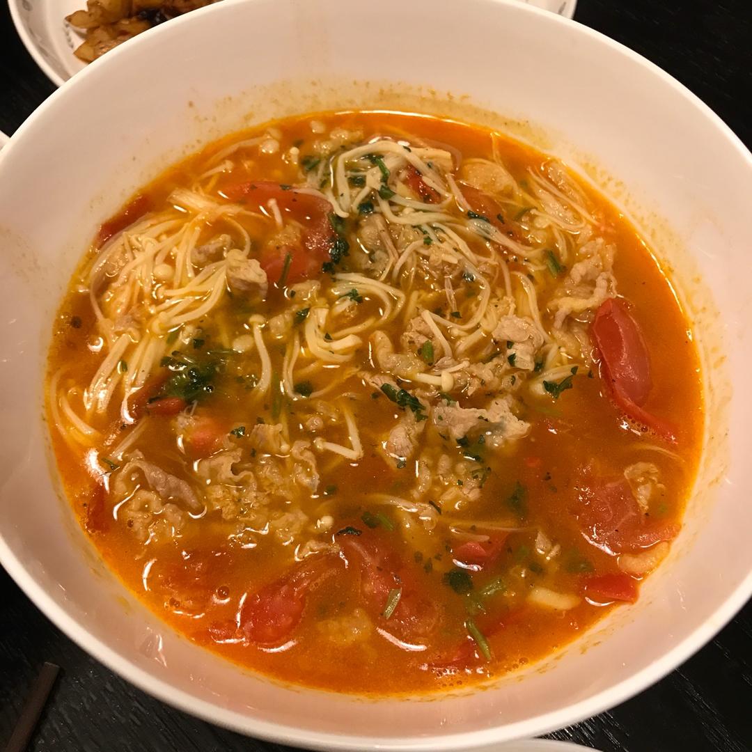 金针菇肥牛番茄锅