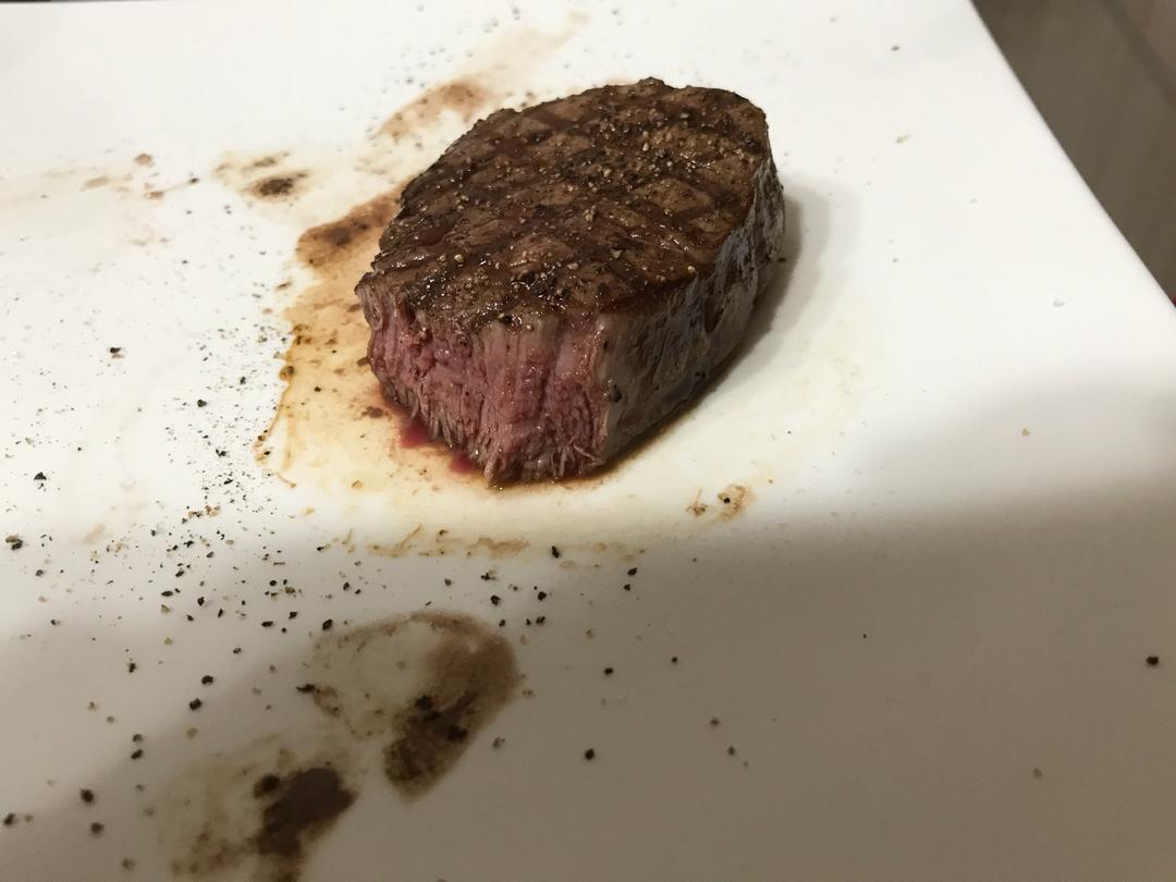 四分钟煎好一块鲜嫩多汁的牛排