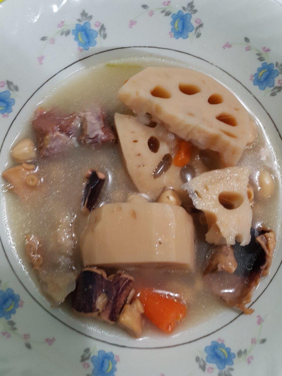 花生莲藕排骨汤