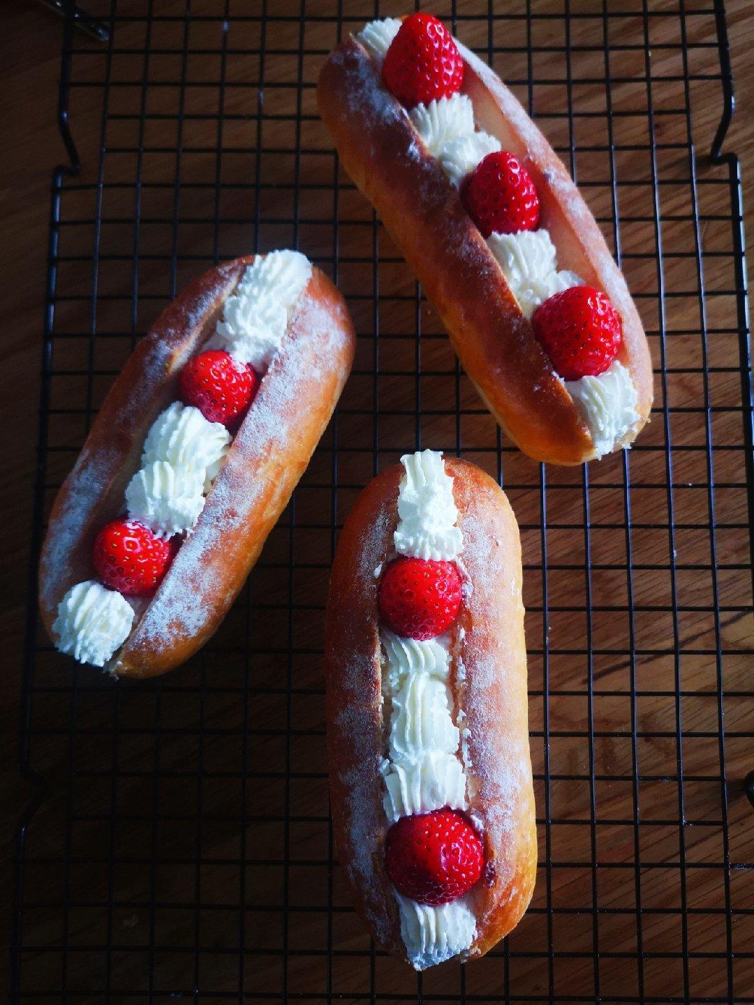 草莓甜心面包（酸奶奶油霜）