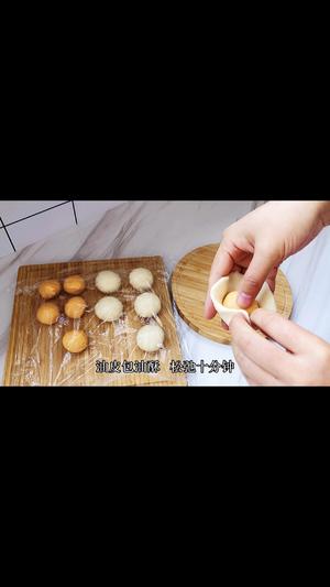高颜值国风糕点豆沙菊花酥的做法 步骤6