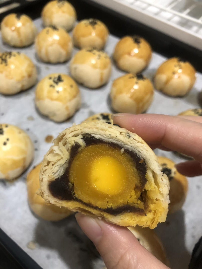蛋黄酥（超详细步骤，附红豆沙馅做法）
