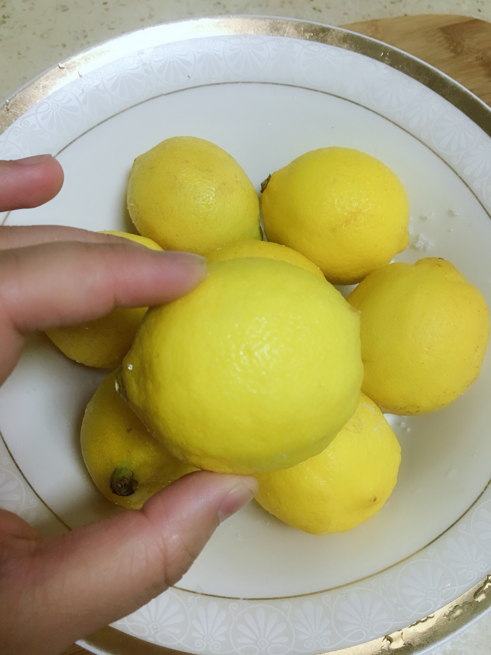 老少皆宜的柠檬膏🍋（每个人都会做，巨简单）的做法 步骤1