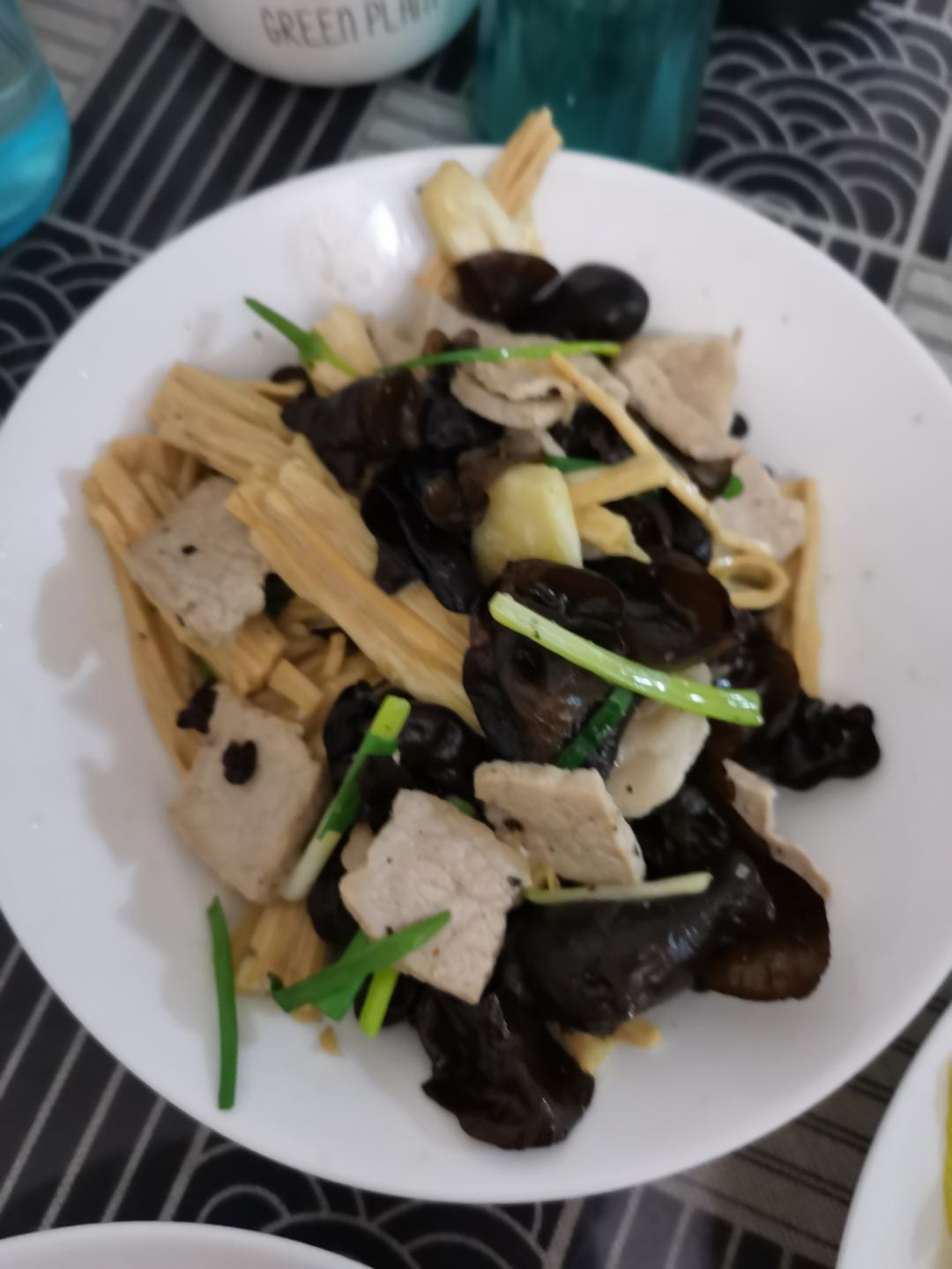 腐竹木耳炒肉片