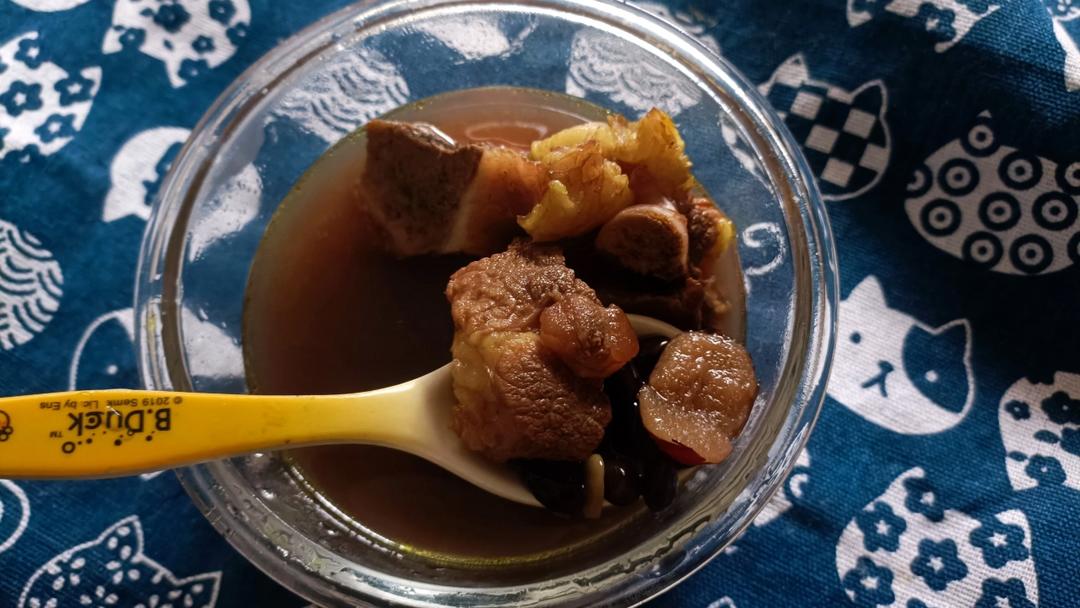 养气血的黑豆首乌煲乌鸡汤