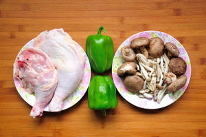 蘑菇爆炒鸡块 鲜美的蘑菇和香浓的鸡肉完美融合 经典的宴客大菜的做法 步骤1