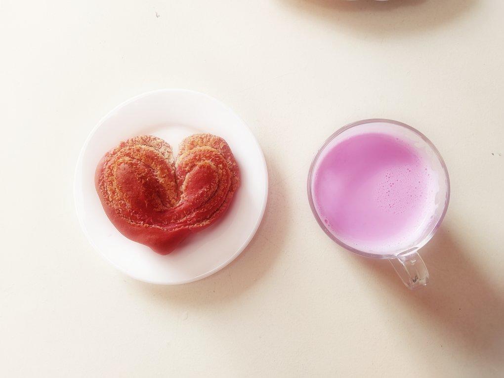 心形火龙果椰蓉面包