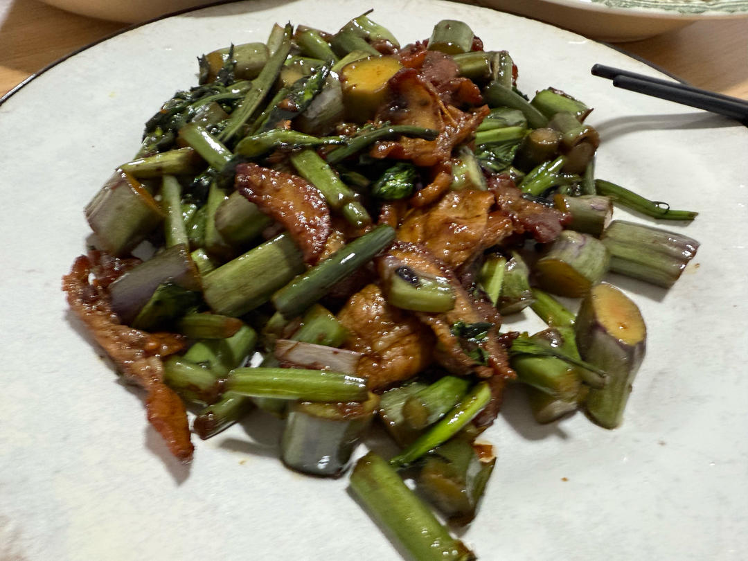 菜苔炒五花肉-袁姗姗特别喜欢的一种蔬菜，自古就是网红菜，搭配五花肉炒一上桌就被抢光