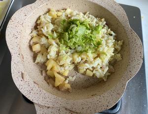 午餐辅食🍎鹅肝苹果炒饭➕淡干虾皮萝卜蔬菜汤的做法 步骤8