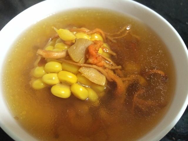 广东煲汤-玉米干贝虫草花煲猪骨的做法