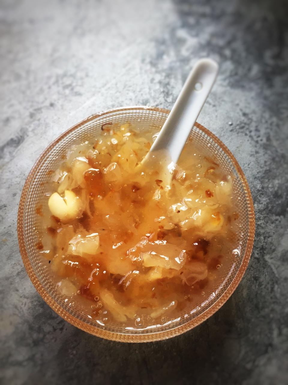 桃胶皂角米炖银耳