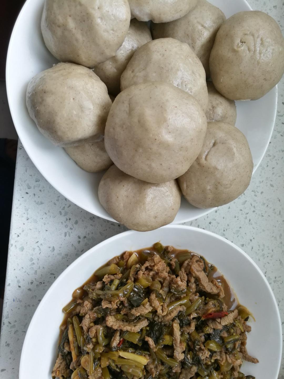 荞麦窝头夹外婆菜