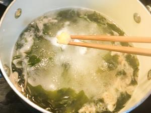 海带芽蛋花汤的做法 步骤2