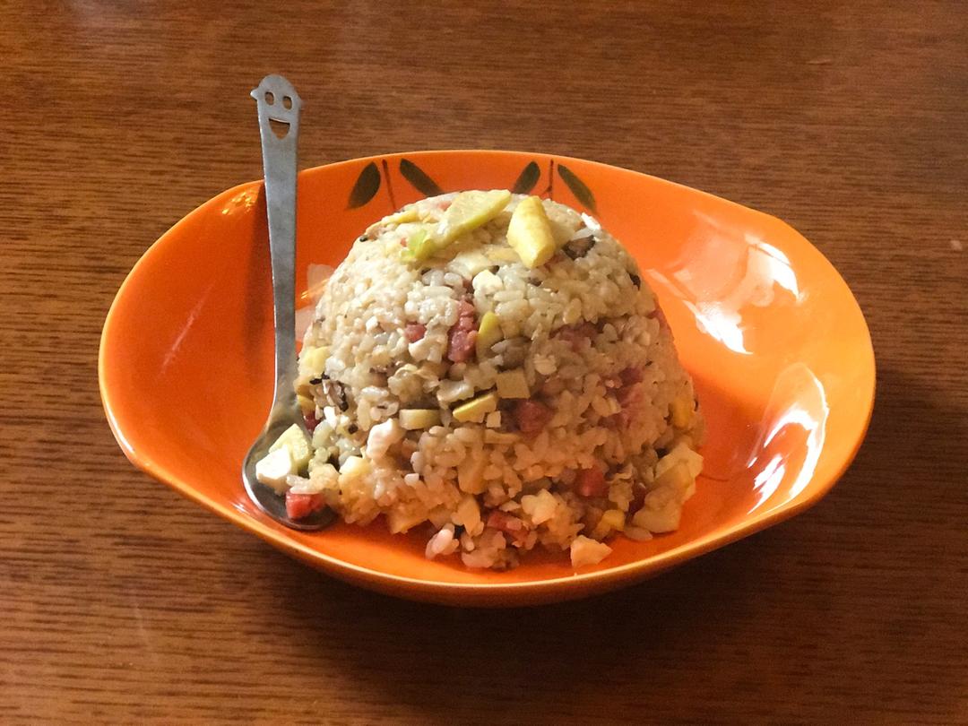 嫩笋香菇火腿肠咸蛋炒饭