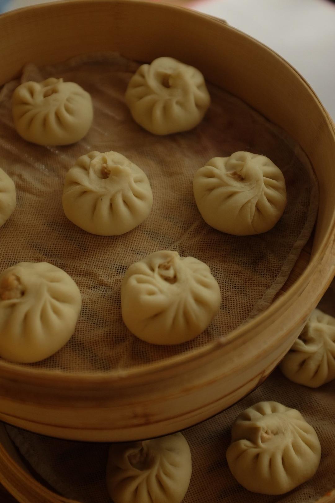 松软多汁的肉包子