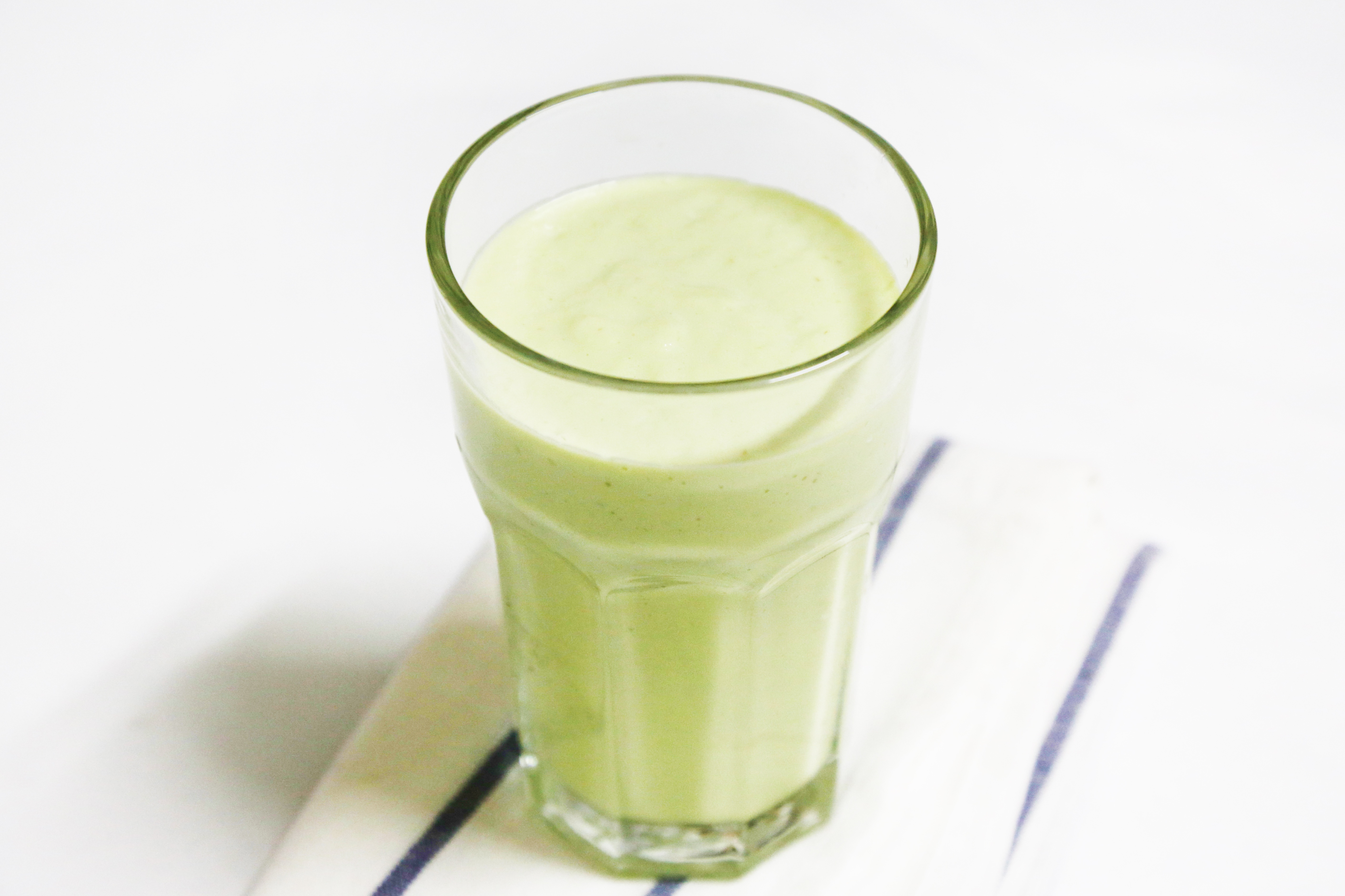 两杯果汁～2015-04-15 21:00:26赞苹果牛油果奶昔苹果,牛油果,牛奶