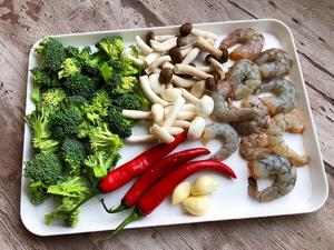 一次一盘不够吃‼️吃不胖的西兰花菌菇炒虾仁的做法 步骤1