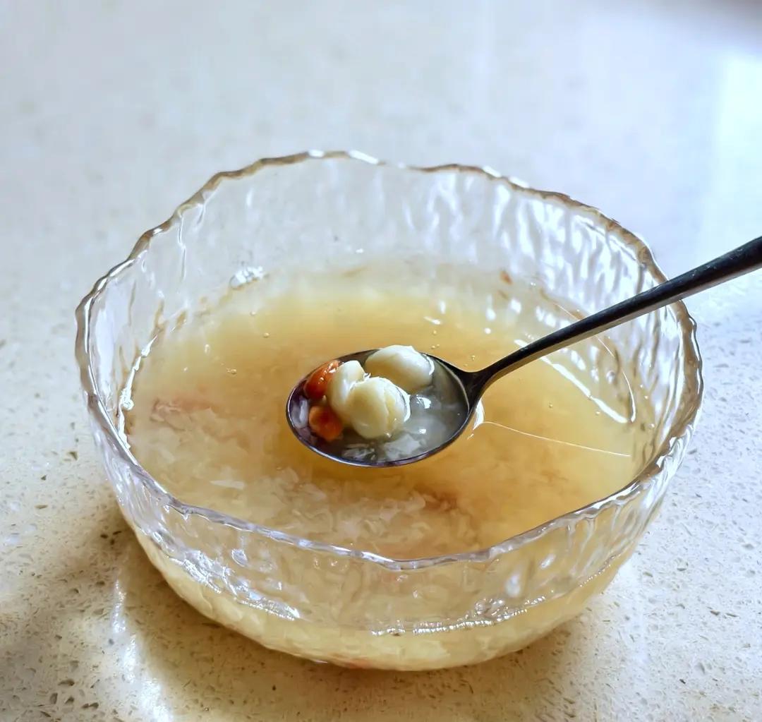 银耳莲子汤(养心驻颜、出胶快秘诀)