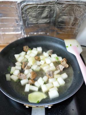 果妈厨房–冬瓜炖肉丸的做法 步骤3