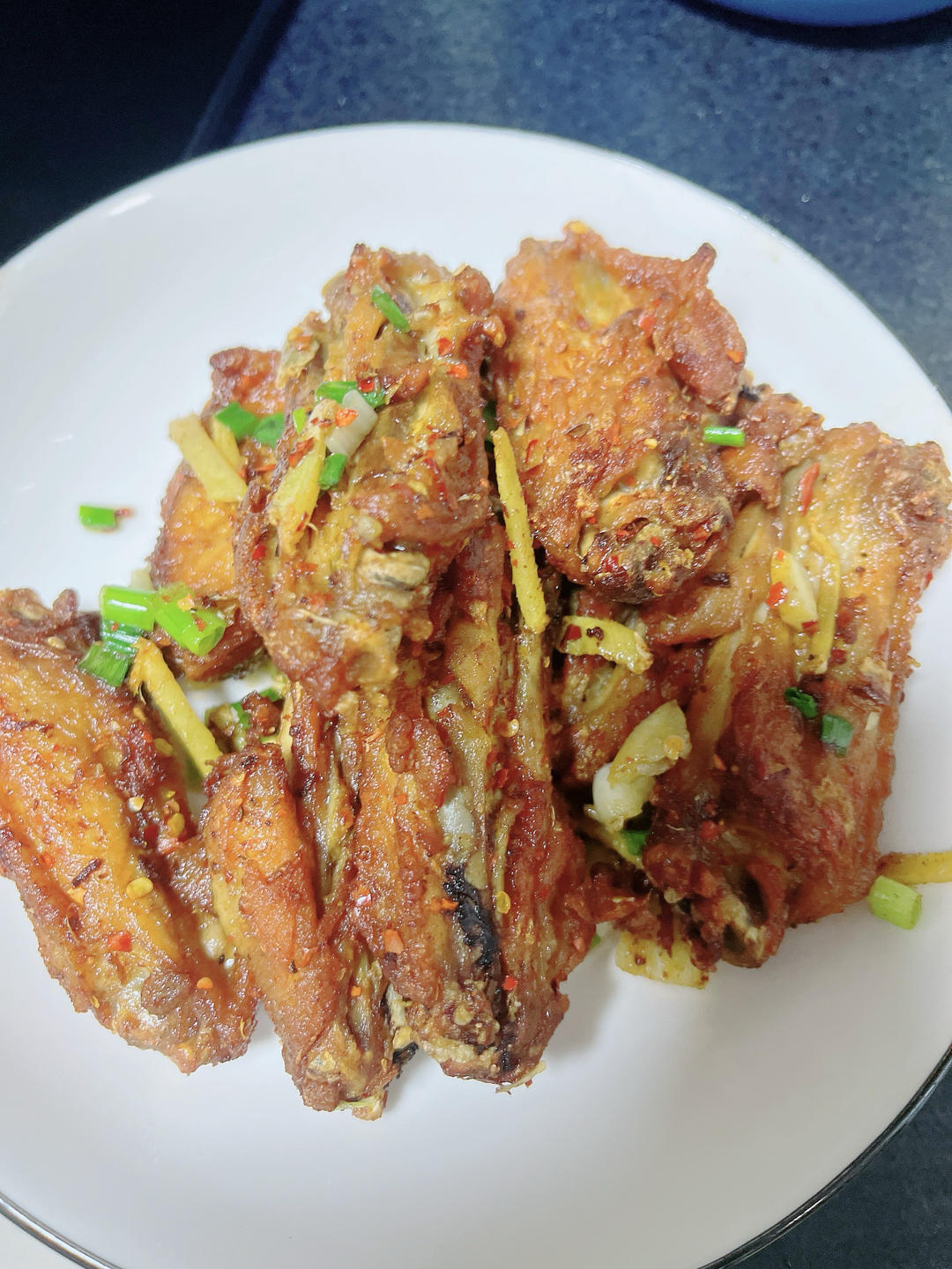 香辣鸡翅（手指都舔干净）