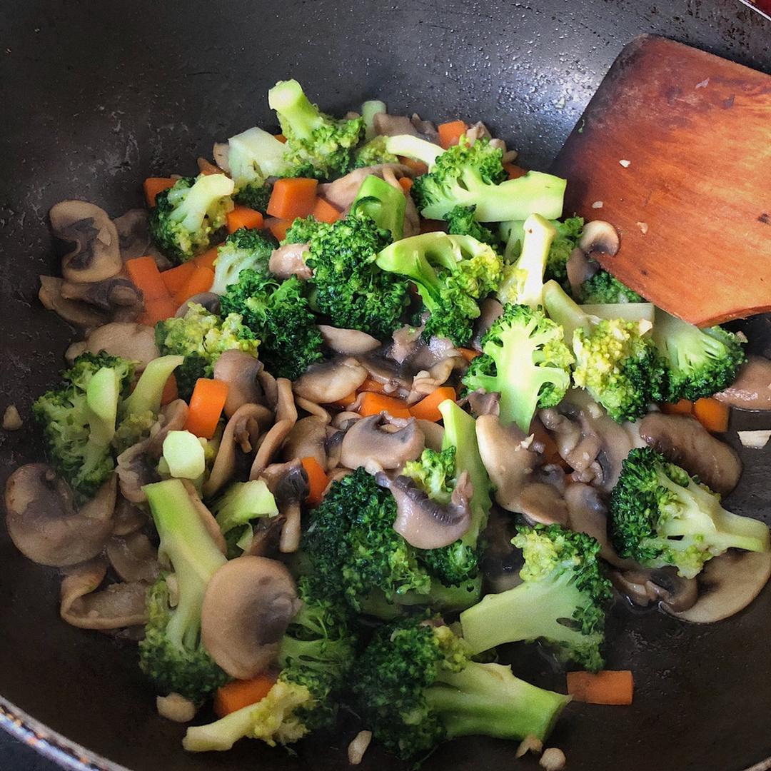 健康低脂家常菜—西兰花炒口蘑