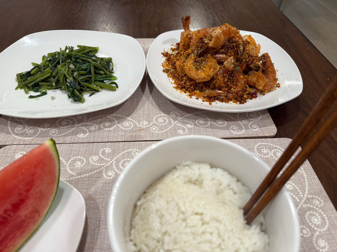 经典粤式小炒避风塘炒虾，外酥里嫩蒜香浓郁，上桌就是一道拿手菜